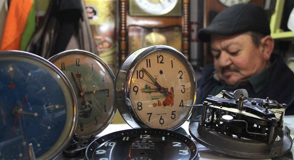 Saat ustası zamana direnmeye çalışıyor