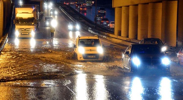 Sağanak Eskişehir'de hayatı felç etti