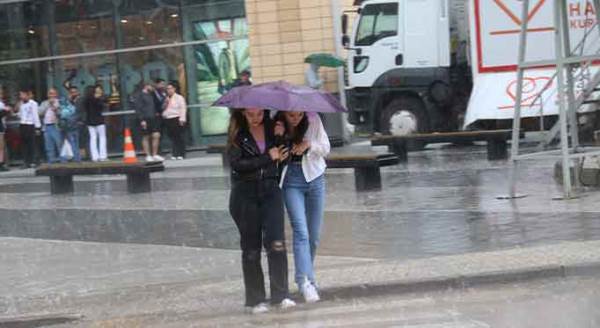 Sağanak yağış Eskişehir’in merkezini böyle esir aldı!