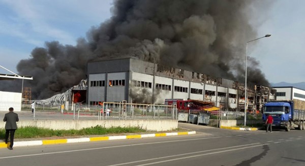 Sakarya'da dev fabrika yangında küle döndü