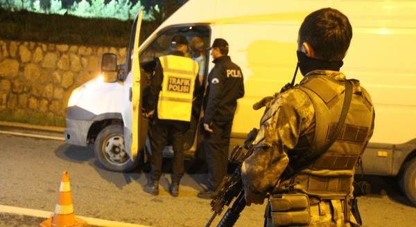 Sarar çifti maskeli 3 kişi tarafından rehin alınarak soyuldu