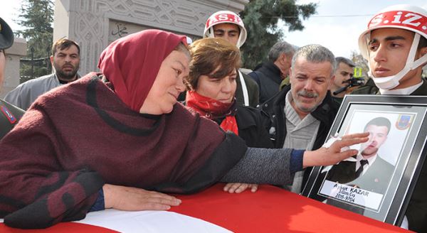 Şehit olan oğluna böyle veda etti