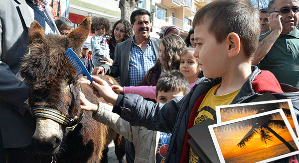 ŞEHRİN GÖBEĞİNDE EŞEKLİ PROTESTO