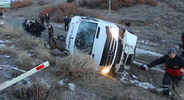 Servis aracı şarampole uçtu: 1 ölü 14 yaralı