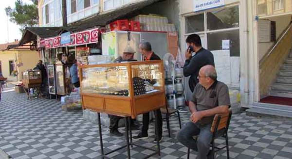 Simit satar gibi altın satıyor! Bunu da gördük...