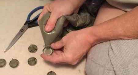 Şişe kapaklarıyla evinin zeminini kapladı