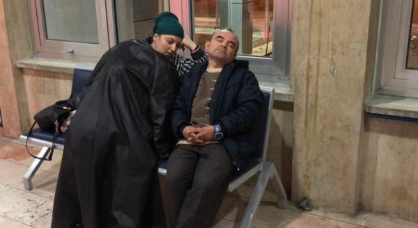 Soğuktan korunmak için hastane koridorunda yaşıyorlar