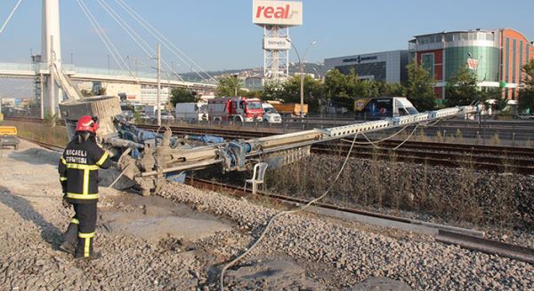 Sondaj makinesi devrildi tüm tren seferleri durdu