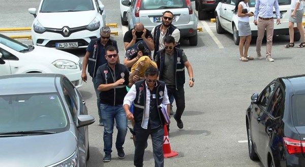 Sosyete hırsızı yakayı ele verdi