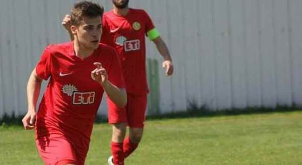 Spor camiası Eskişehirsporlu Kaan Öztürk'e ağlıyor