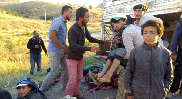 Suriyelileri taşıyan kamyonet takla attı