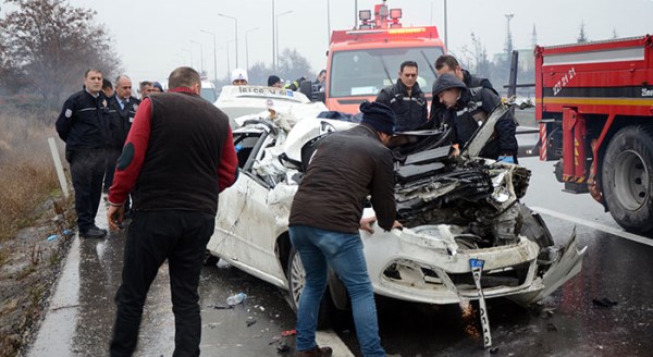 Sürücünün cesedini itfaiye ekipleri çıkardı