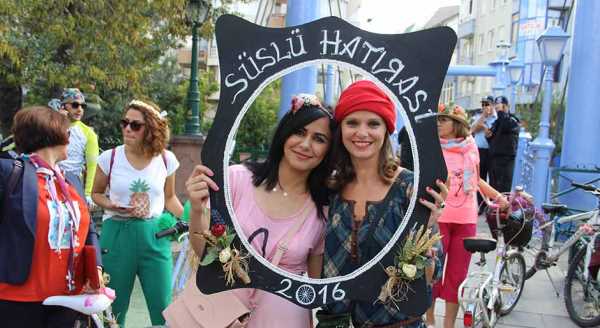 Süslü kadınlar bisikletleriyle renk kattı