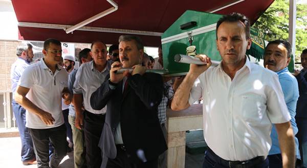 Tabutunu Mustafa Destici omuzladı