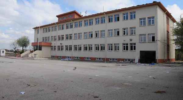Talan edilen okula kimse sahip çıkmıyor
