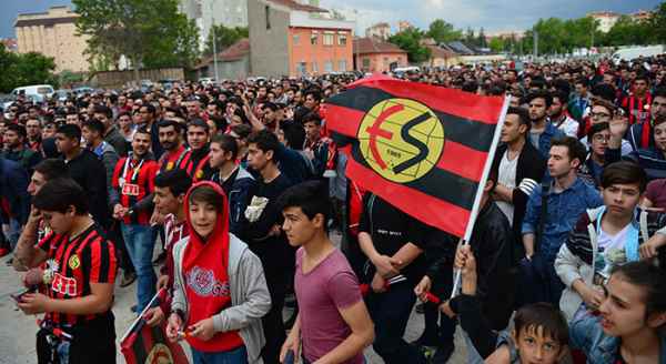 Taraftar Giresun maçını dev ekrandan izledi