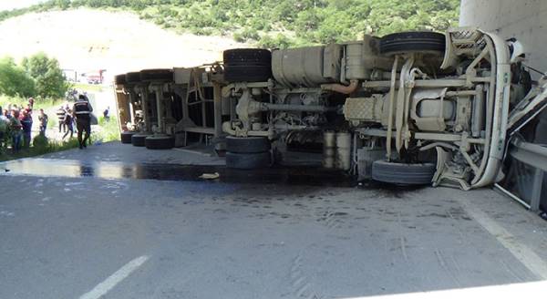 Tır devrildi yol trafiğe kapatıldı