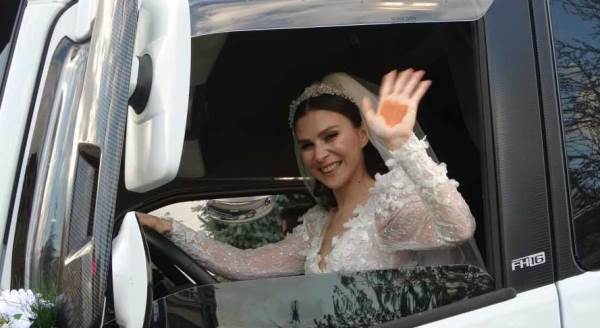 TIR'ın direksiyonundaki gelin göreni şaşırttı