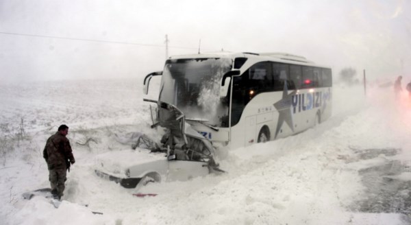 Tokat'ta otobüs otomobile çarptı: 1 ölü
