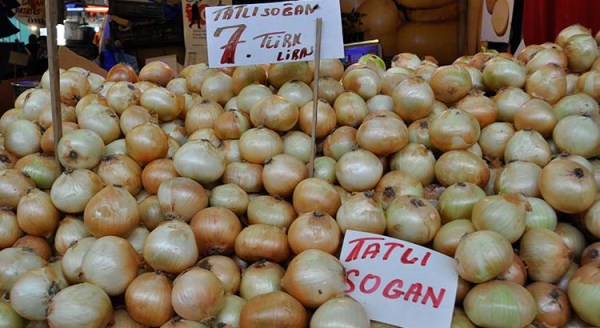 Tonlarca soğan çöpe gidiyor