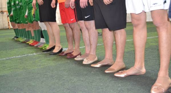 Topuklu ayakkabı giyen erkekler kadın futbolcularla maç yaptı