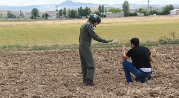 Trafik denetim helikopteri rahatsızlanan muhabir için tarlaya indi