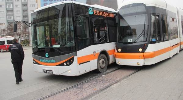 Tramvay ile halk otobüsü çarpıştı