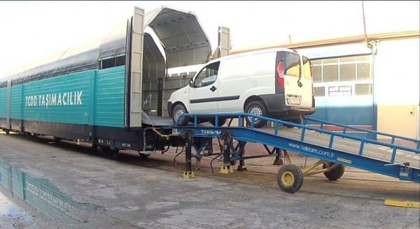TÜLOMSAŞ'tan yerli ve milli araç taşıma vagonu