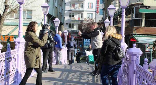 Turistlerin ilgisi Eskişehirlilere yürüyecek alan bırakmadı!
