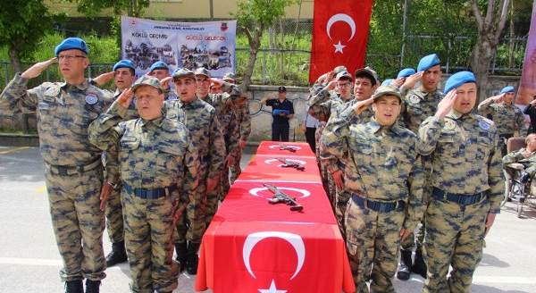 Türk askeri üniformasını giymenin gururunu yaşadılar