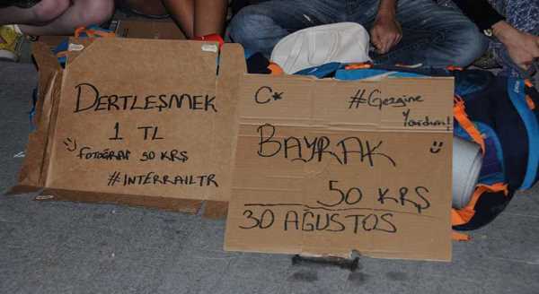 Türkiye'yi dolaşıp 1 liraya dert dinliyor