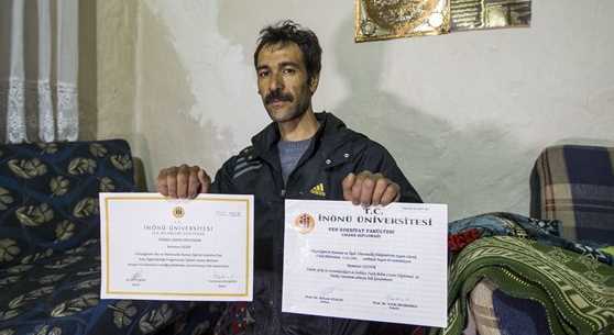 ÜNİVERSİTE MEZUNU KAĞIT TOPLAYICISI