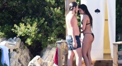 Ünlü şarkıcının kızı aşka geldi!