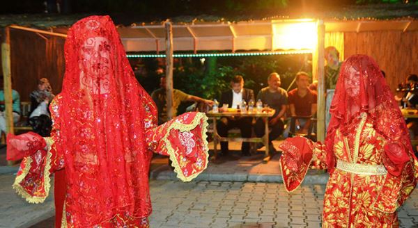Yabancı öğrencilere Türk usulü kına gecesi