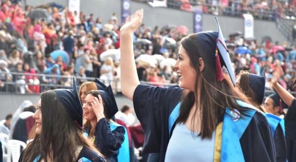 Yağmur altında mezuniyet coşkusu