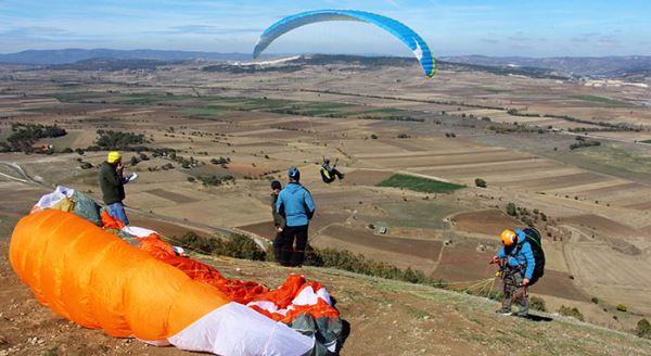 Yamaç paraşütü pilotları gökyüzünde buluştu