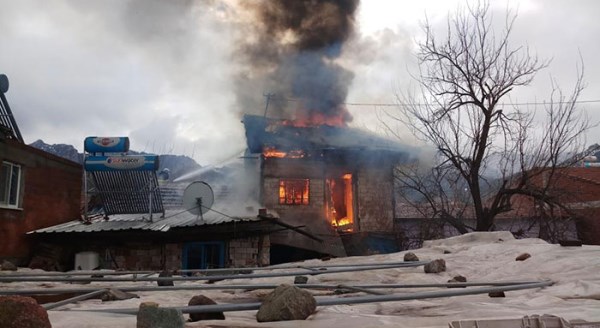 Yanan ev kullanılamaz hale geldi!