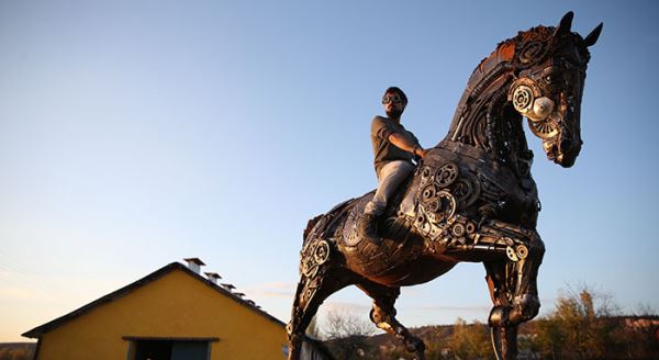 Yaptığı 1 tonluk at kapıları açtı