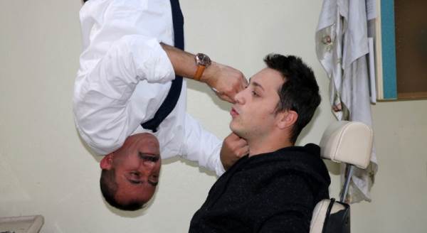 Yarasa berber, görenleri hayrete düşürüyor