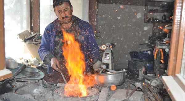 Yarım asırlık mesleğini yaşatmak için direniyor