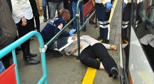 Yasak yolda yürüyen kadına tramvay çarptı!