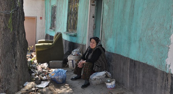 Yaşlı kadına yardım eli