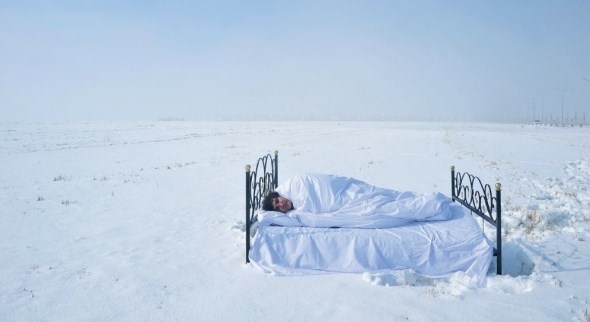 Yatak yorgan getirip yattı!