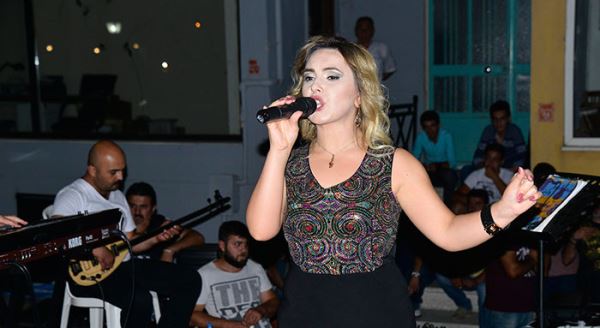 Yeni mahallede halk konseri