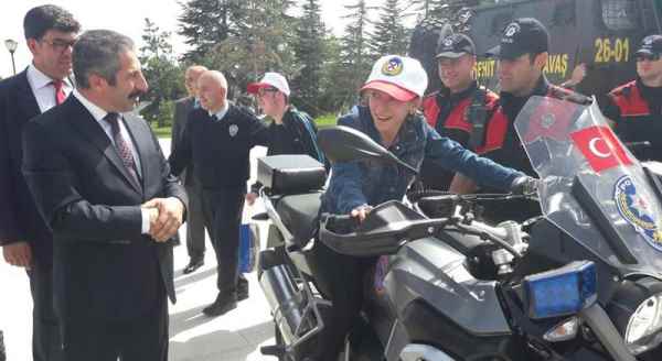 Yeni motosikletleri engelli çocuklar test etti