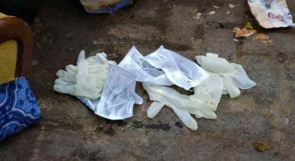 Yere atılan maske ve eldivenler tehlike saçıyor!