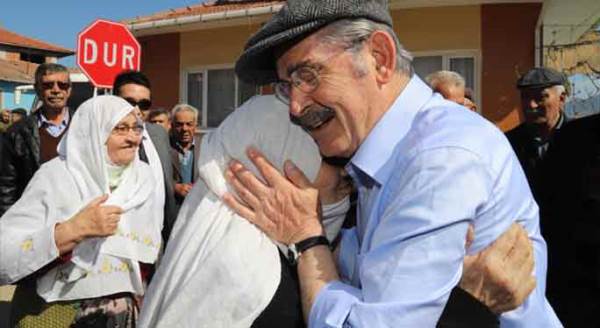 Yılmaz Büyükerşen'i bağırlarına bastılar!