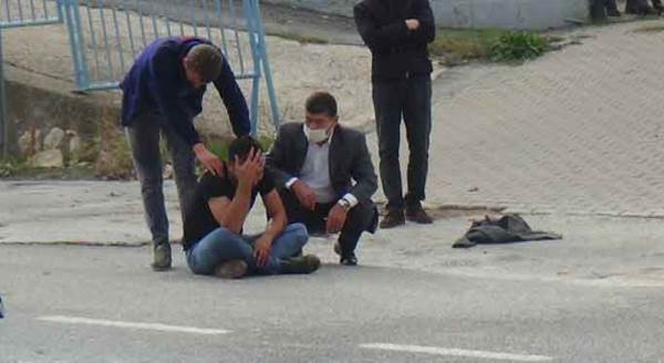 Yola oturup dakikalarca gözyaşı döktü!