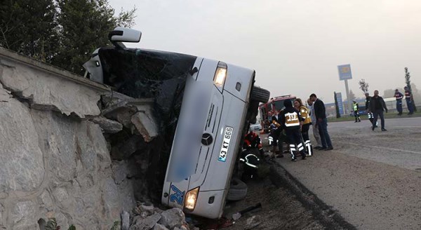Yolcu otobüsü devrildi: 1 ölü çok sayıda yaralı