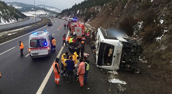 Yolcu otobüsü devrildi: 2 ölü 20 yaralı